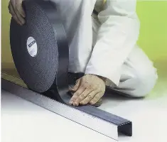 Razdvajajuća zidna traka crna, jednostrano lepljiva, 3mm x 30mm x 30m 30rolna/kart 12kart/pal, Z3809030303