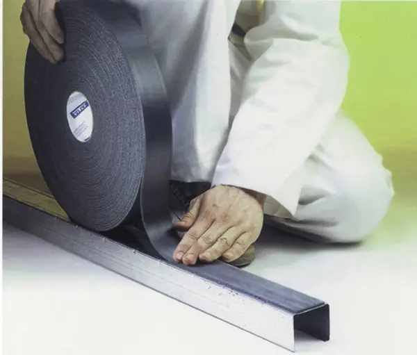 Razdvajajuća zidna traka crna, jednostrano lepljiva, 3mm x 70mm x 30m 12rolna/kart 12kart/pal, Z3809030703